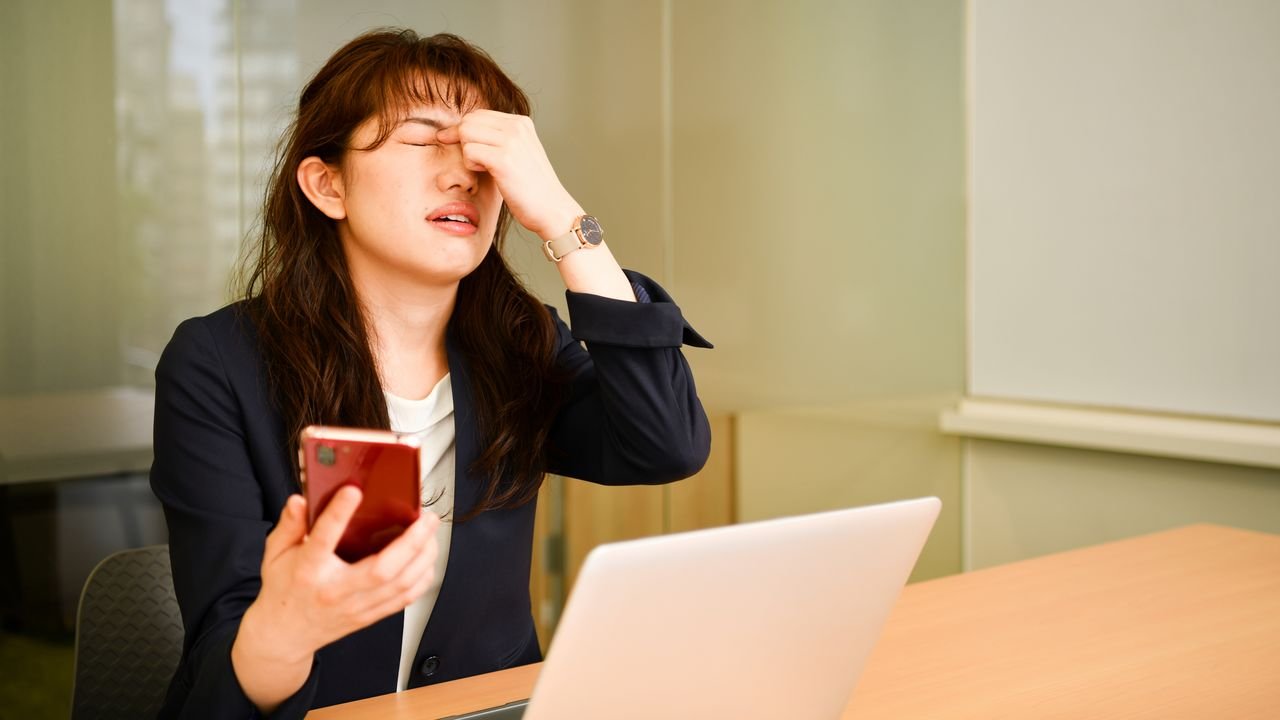 تأثير التكنولوجيا على صحة العين نصائح الدكتور سلطان الدريس للحفاظ على العين أثناء العمل المكتبي أو الدراسة