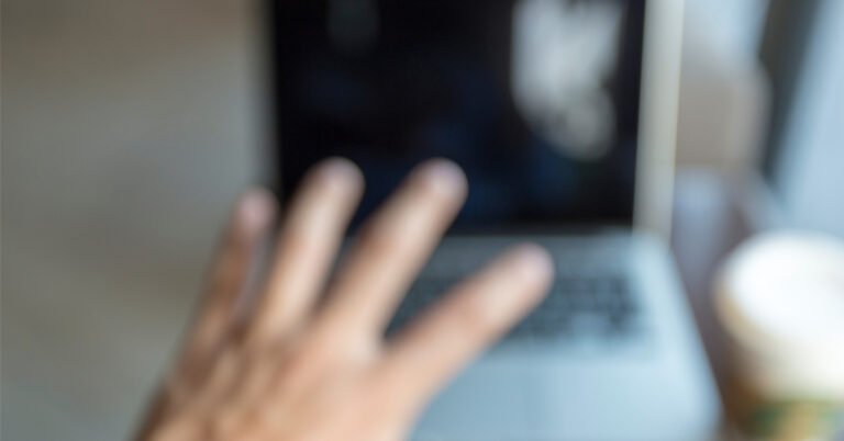 أسباب تشوش الرؤية عند كبار السن وكيف يتعامل معها الدكتور سلطان الدريس في الرياض